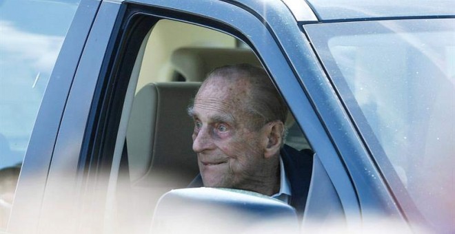 El Duque de Edimburgo, marido de la reina de Inglaterra, al volante de un coche. (EFE)