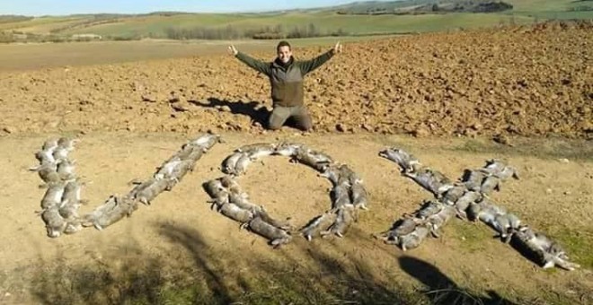 La imagen de la polémica: un joven cazador forma la palabra 'Vox' con liebres muertes.