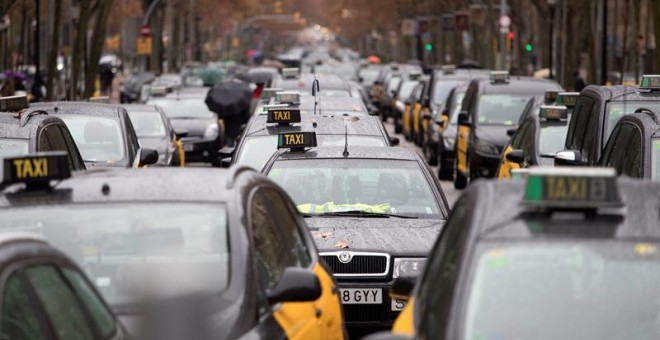 Huelga de taxistas en Madrid y Barcelona. En la foto, los taxis barceloneses se suman a la protesta contra Uber y Cabify. / EFE