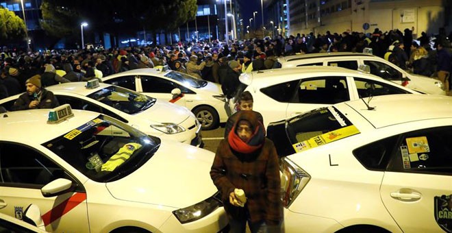 Los taxistas de Madrid en huelga, en Ifema, donde mañana comienza la feria de turismo Fitur. / EFE