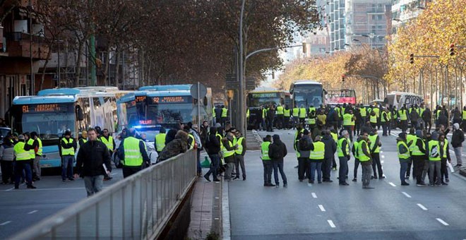 Taxistas cortan la plaza de España de Barcelona. / EFE