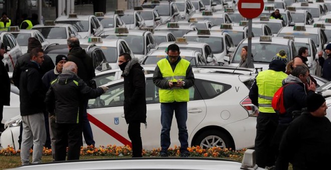 Concentración de taxistas en las inmediaciones del recinto ferial de Ifema, en Madrid. /EFE