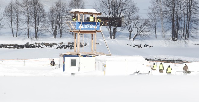 Soldados suizos en una torre de vigilancia en un área que se utiliza como helipuerto durante el Foro Económico Mundial (WEF) en Davos. REUTERS / Arnd Wiegmann