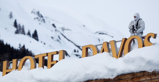 Un oficial de policía suizo vigila desde lo alto del techo del Hotel Davos Congress Hotel, durante la reunión anual del Foro Económico Mundial (WEF). REUTERS / Arnd Wiegmann