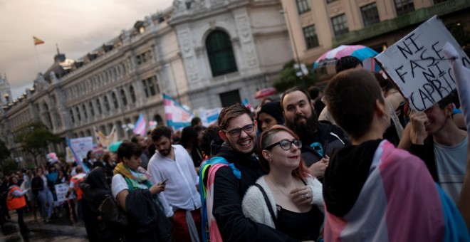 Gabriel Díaz de Tudanca, un joven trans, y su novia Ruth participan en una protesta para detener la patologización de los transgéneros en Madrid. / REUTERS - SUSANA VERA