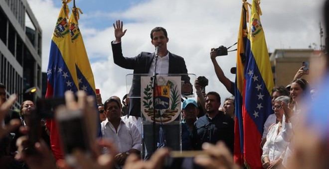 El presidente del Parlamento venezolano, Juan Guaidó, anuncia que asume las competencias del Ejecutivo, este miércoles en Caracas (Venezuela). Guaidó hizo el anuncio en el marco de lo que llamó la lucha en contra de la 'usurpación' de la Presidencia por p