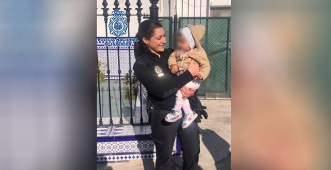 La policía sujeta a la bebé a la que salvó en Luncena (Córdoba). POLICÍA NACIONAL
