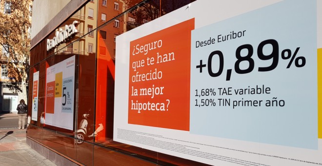 Un anuncio de hipotecas en una oficina de Bankinter en Madrid. PÚBLICO