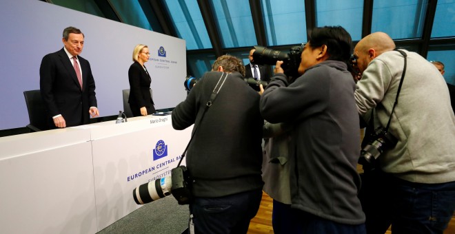 El presidente del BCE, Mario Draghi, posa ante los fotógrafos a su llegada a la rueda de prensa tras la reunión del Consejo de Gobierno de la entidad, en Fráncfort. REUTERS/Kai Pfaffenbach