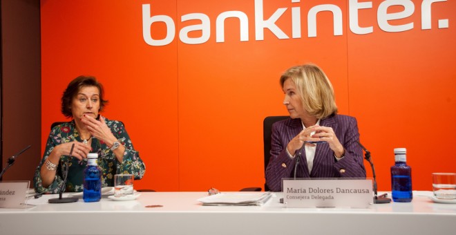 La consejera delegada de Bankinter, María Concepción Dancausa (d), con la directora financiera del banco, Gloria Hernández (i), en la presentación de resultados anuales de la entidad.