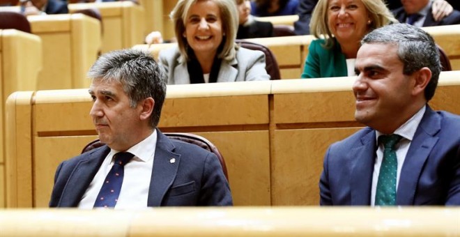 El portavoz del Grupo Popular en el Senado, Ignacio Cosidó (i), al inicio de la sesión plenaria, sin la presencia de Pedro Sánchez, que fue convocada para que el presidente del Gobierno, explique a instancias del PP su reunión de diciembre con el presiden