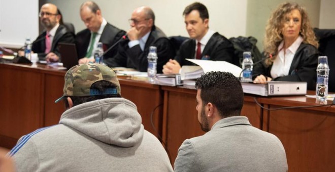 La Audiencia de Lleida ha iniciado esta mañana el juicio contra Ismael Rodríguez (d), un cazador que hace dos años disparó mortalmente y por sorpresa contra dos agentes rurales en un coto de la localidad leridana de Aspa cuando llevaban a cabo un control