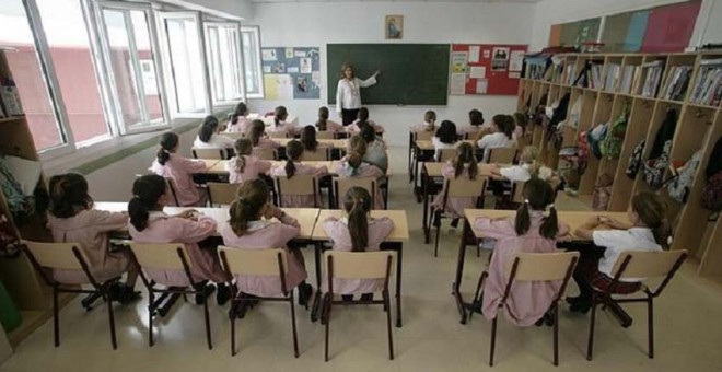 Una clase solo de niñas que atienden las explicaciones de su profesora. / EFE