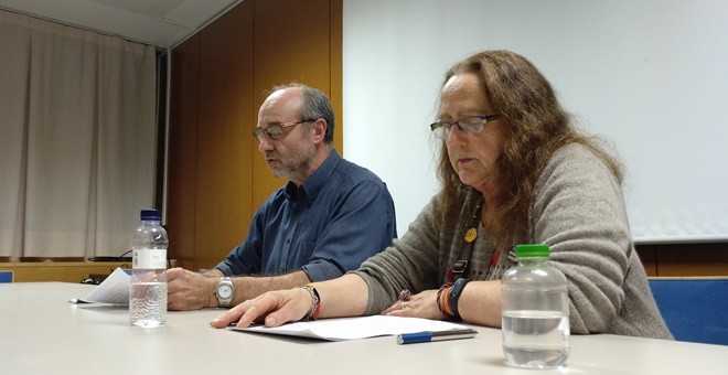 Juan Manuel Calvo, de Amical de Mathausen, y Charo Artal, del colectivo Mujeres Feministas del Actur y del 8-M, durante la lectura del manifiesto. E.B.