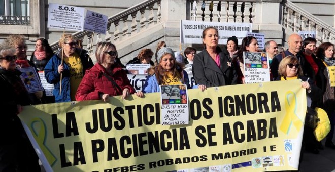 Las víctimas del robo de bebés se reúnen en Madrid para protestar ante la Iglesia y el Tribunal Supremo
