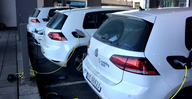 Vehículos eléctricos aparcados en una calle de Oslo (Noruega). REUTERS/Terje Solsvik