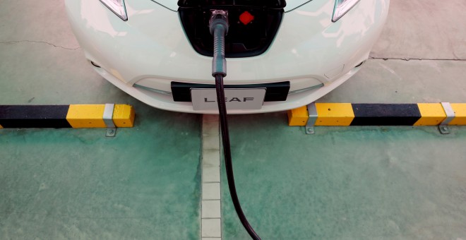 Un automóvil eléctrico mientras se carga en una estación de la firma de energía PTT, en Bangkok, Tailandia. REUTERS / Jorge Silva