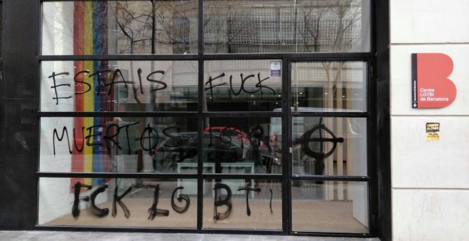 Pintades amb contingut feixista i missatges lgtbifòbics al Centre LGTBI de Barcelona.