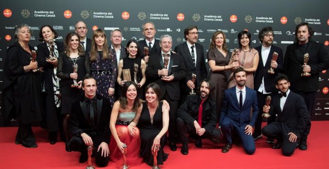 Foto de família dels guanyadors dels Premis Guadí, que concedeix l'Acadèmica del Cinema en Català, després de la gala celebrada el diumenge a Barcellona. EFE/Marta Pérez