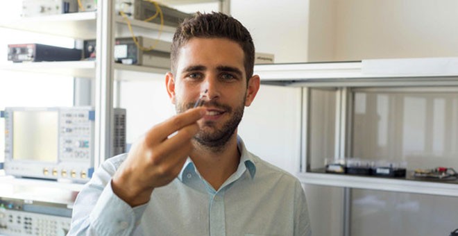 El ingeniero de Telecomunicaciones Carlos Abellán, en el laboratorio de Quside con su chip cuántico Qupic. / SINC