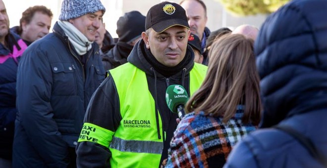 El portavoz de Élite Taxi, Alberto 'Tito' Álvarez, atiende a los medios de comunicación en Ifema, Madrid. - EFE