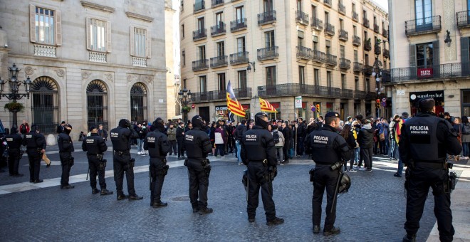 Los Mossos d'esquadra en la Plaza de Sant Jaume de Barcelona - EFE/Quique García