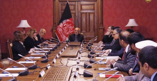 El presidente afgano, Ashraf Ghani (centro) habla con Zalmay Khalilzad, enviado especial de EE UU, en Kabul el 27 de enero. / EFE