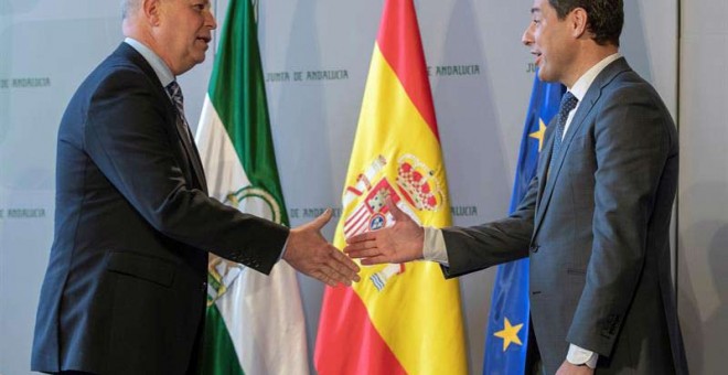 El nuevo consejero de Educación y Deporte, Javier Imbroda (Cs) es felicitado por el presidente de la Junta de Andalucía, Juanma Moreno (derecha) durante el acto de toma de posesión de su cargo. (JULIO MUÑOZ | EFE)