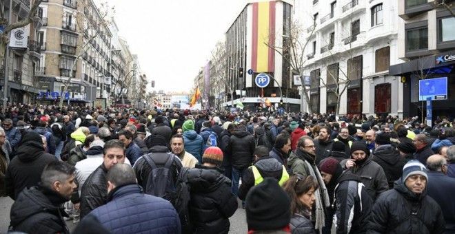 Los taxistas de Madrid se concentran en la calle Génova, frente a la sede del PP./ EFE