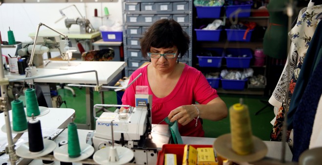 Una trabajadora de una fábrica textil en Madrid. REUTERS/Andrea Comas
