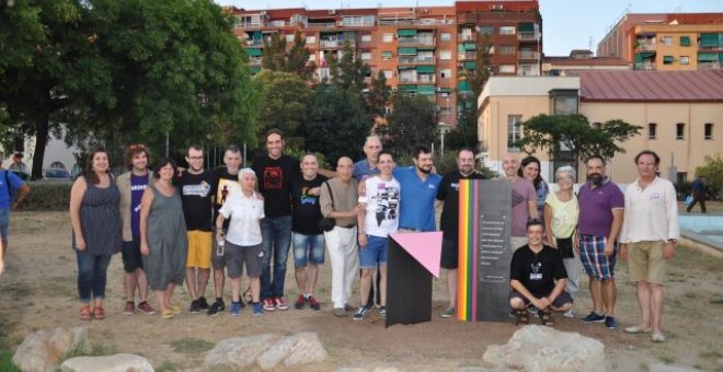Monument pels activistes LGTB al municipi de Ripollet amb el regidor de polítiques LGTB Fran Sánchez i representants de l'Observatori Contra l'Homofòbia. Ajuntament de RIpollet