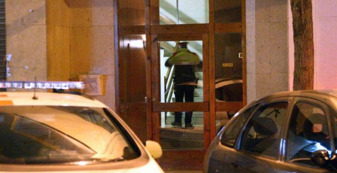 Un policía en el edificio donde se ha encontrado una mujer muerta con signos de violencia en Reus. (JAUME SELLART | EFE)