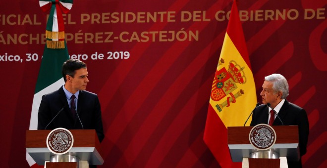 El presidente del Gobierno, Pedro Sanchez, con el presidente de Mexico, Andres Manuel Lopez Obrador, durante la rueda de prensa conjunta en el Palacio Nacional. REUTERS/Carlos Jasso