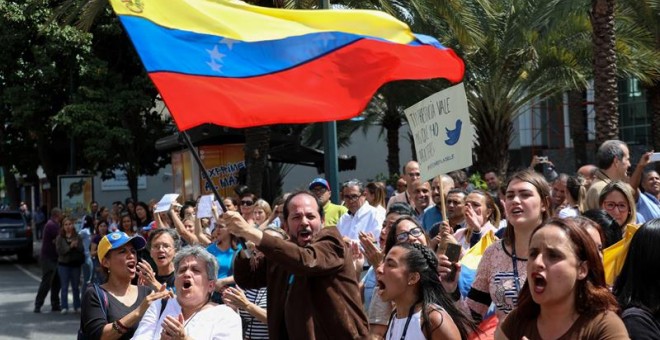 Opositores venezolanos participan hoy miércoles, en una manifestación para exigir el fin de la crisis y en respaldo a la Presidencia interina de Juan Guaidó. /EFE