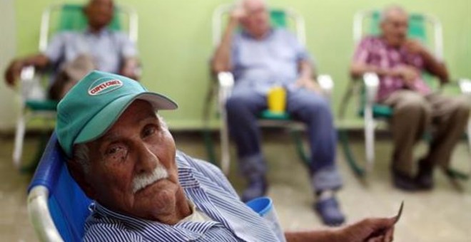 Ancianos en la sala de estar de un centro de la tercera edad | EFE/Archivo