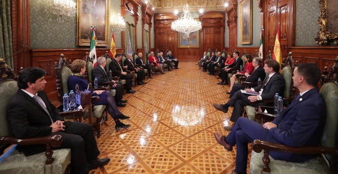 El presidente de Mexico, Andres Manuel Lopez Obrador, y el del Gobierno español, Pedro Sanchez, al frente de sus respectivas delegaciones, en un encuentro en  el Palacio Nacional de Mexico DF. REUTERS
