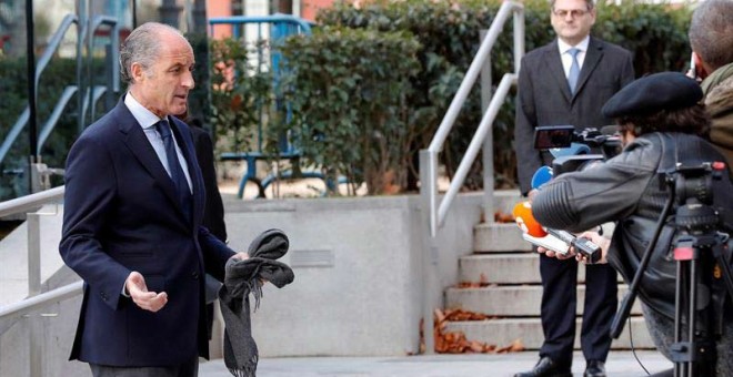 El expresidente valenciano Francisco Camps (i) a la llegada de la Audiencia Nacional para declarar como imputado en la pieza de Gürtel en la que se investigan dos contrataciones de la Generalitat Valenciana a empresas de la trama. (ZIPI | EFE)