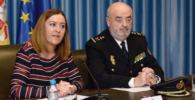 La delegada del Gobierno en Castilla y León, Virginia Barcones, acompañada del jefe superior de Policía, Jorge Zurita, explica el desarrollo de la 'Operación Ignis'. (NACHO GALLEGO | EFE)