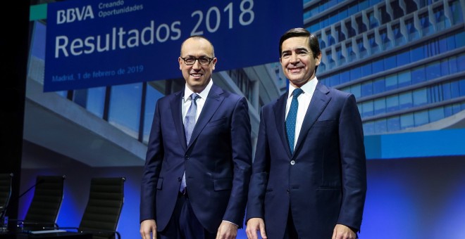 El nuevo presidente de BBVA, Carlos Torres (d), y el flamante consejero delegado, el turco Onur Genç, durante la rueda de prensa con motivo de la presentación de los resultados de 2018. EFE/Emilio Naranjo