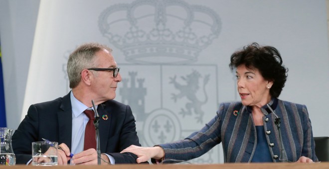 El ministro de Cultura José Guirao y la portavoz Isabel Celaá, durante la rueda de prensa tras la reunión del Consejo de Ministros, en el Palacio de La Moncloa en Madrid. EFE/Ángel Díaz