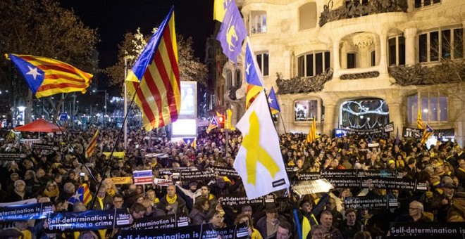 Milers de persones s'han concentrat davant la seu de la Comissió Europea a Barcelona. EFE / ENRIC FONTCUBERTA