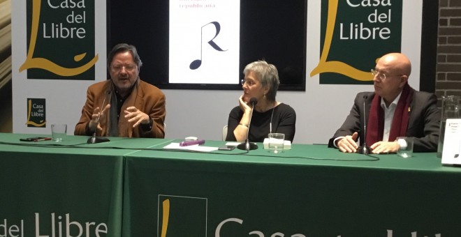 Enric Marín, Milagros Pérez Oliva y Joan Manuel Tresserras durante la presentación del libro 'Obertura republicana' / PÚBLIC