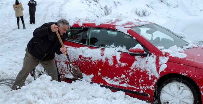 n hombre intenta retirar su coche bloqueado por la nieve en Pedrafita do Cebreiro. La borrasca Helena deja este viernes copiosas nevadas en la mitad norte peninsular, donde 56 carreteras de Galicia, Asturias, Cantabria, Navarra, Aragón, Cataluña y Castill