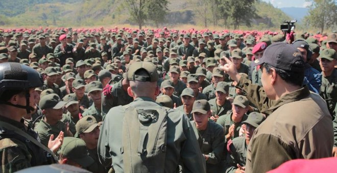 Fotografía cedida por el Palacio de Miraflores que muestra al presidente Nicolás Maduro mientras saluda a agentes de las fuerzas venezolanas que participan en ejercicios militares este viernes, en Caracas (Venezuela). Durante los ejercicios militares, el