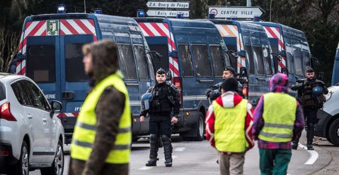 La manifestación parisina de los 'chalecos amarillos', que se celebra este sábado en tributo a los heridos en las últimas protestas, registra momentos de tensión entre participantes y fuerzas del orden.  La policía ha lanzado gases lacrimógenos y pelotas