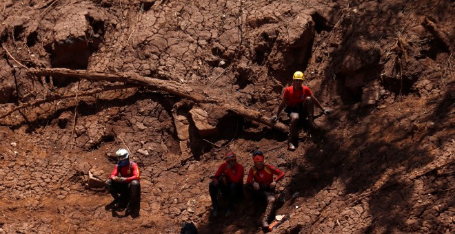 Rescue workers pause during a search and rescue mission after a tailings dam owned by Brazilian mining company Vale SA collapsed, in Brumadinho, Brazil February 2, 2019. REUTERS/Adriano Machado