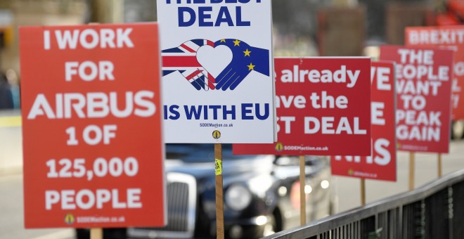 Pancartas contra el brexit en las calles de Londres. REUTERS/Toby Melville
