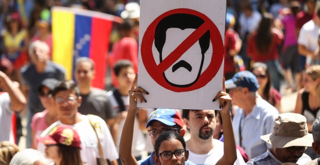 Ciudadanos venezolanos participan en una manifestación en contra del presidente de Venezuela, Nicolás Maduro. EFE/Alberto Valdés