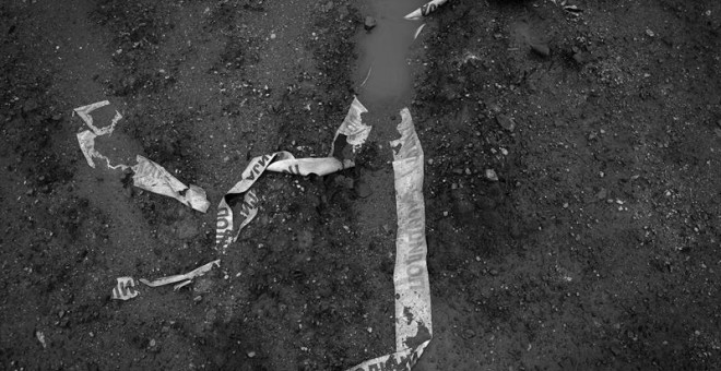 Los familiares de las miles de víctimas identificadas y exhumadas de cientos de fosas comunes de la guerra civil de Bosnia (1992-1995) demandan que el esfuerzo se complete con la señalización de esos lugares con monumentos y placas conmemorativas. EFE/Vel