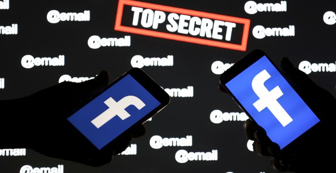 ¿Es Facebook un mero intermediario o tiene responsabilidad en la difusión de desinformación? Ilustración: Dado Rubik | REUTERS